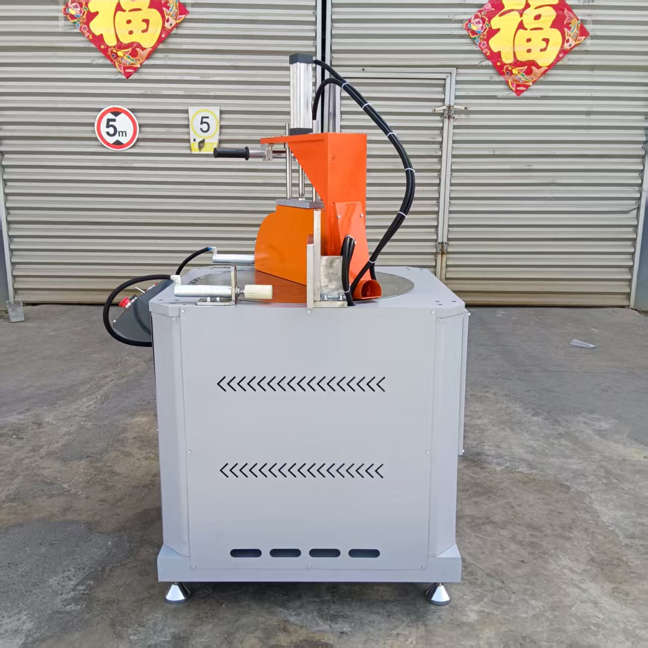 牛头式任意角度圆盘锯